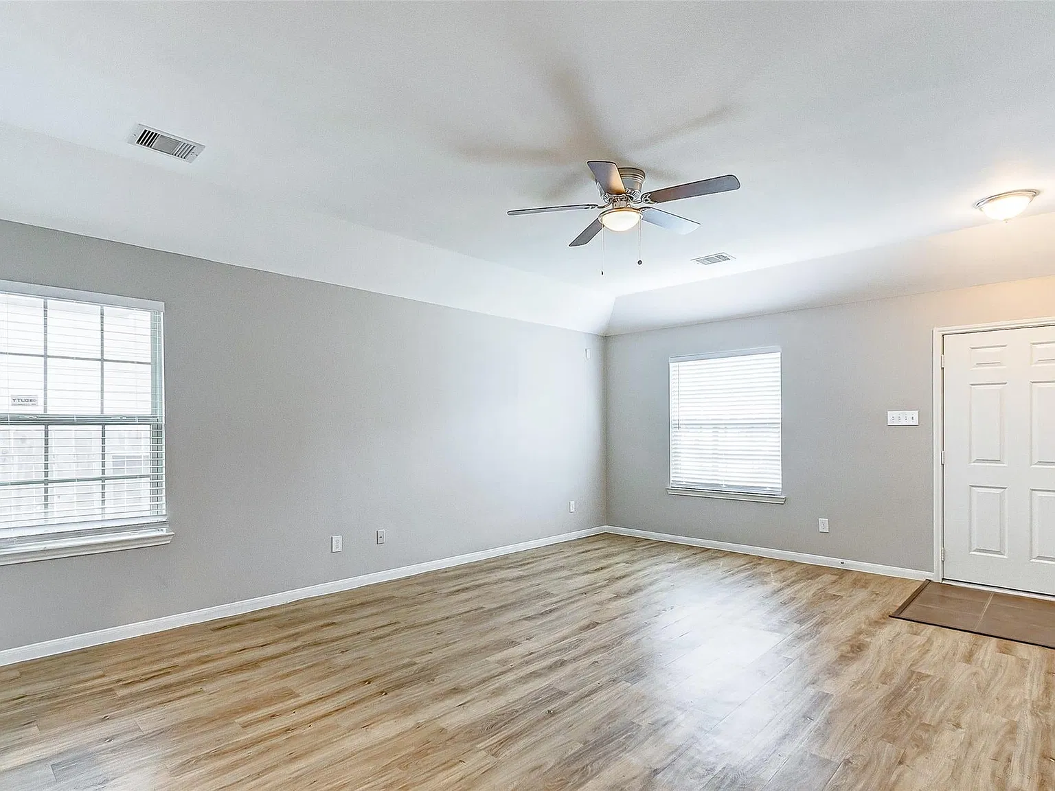 3 bed, 1395 sqft, $2,150 — Photo 3