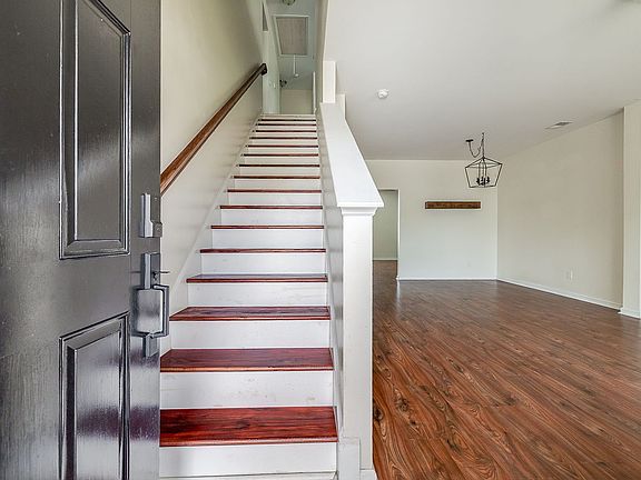 4th image of 403 Lions Den Dr