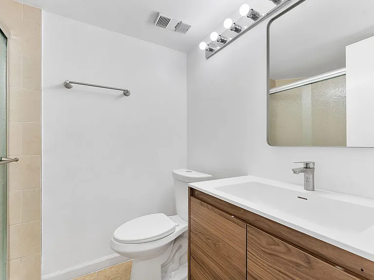 212 Lake Pointe Dr #302 — Photo 19