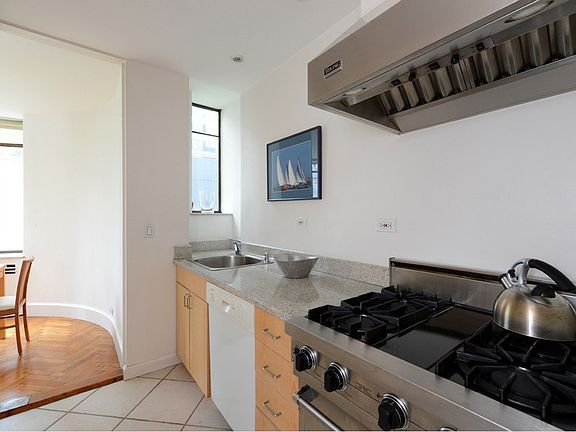 3rd image of 17 W 54th St APT 7C