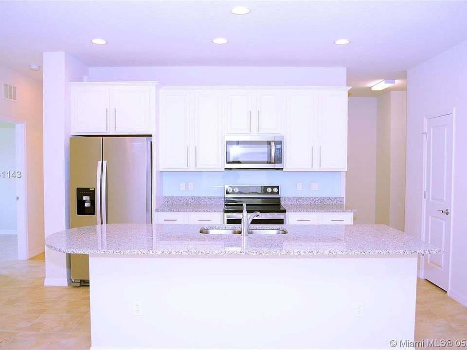 1st image of 1008 Banyan Dr