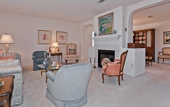 2nd image of 2252 Bresee Dr