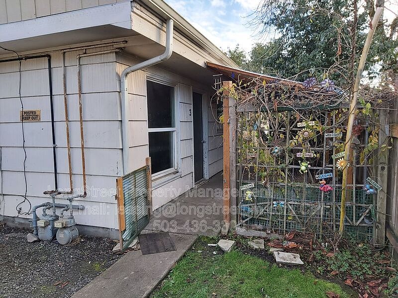1st image of 350 SE Lilly Ave Unit 3