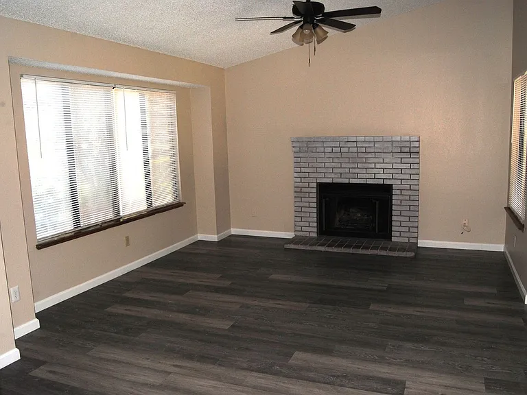 4620 Gorbett Ln — Photo 2