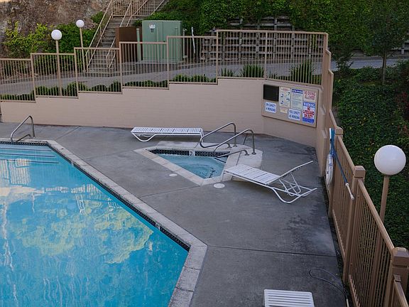 Swimming pool with jaucuzzi
