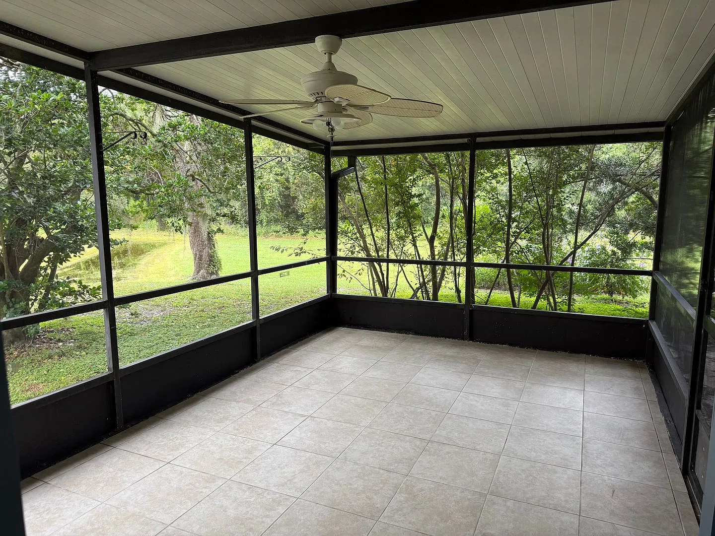 Beautiful 3 bedroom 2 1/2 bath end unit Townhouse — Photo 4