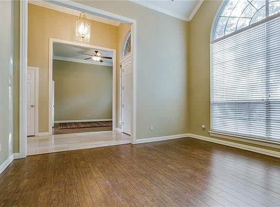 4th image of 3800 Crownhill Dr