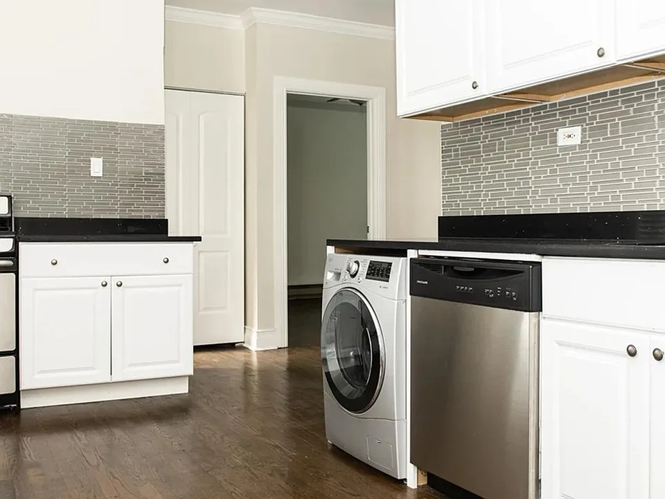 648.5 W Roscoe St #2N
