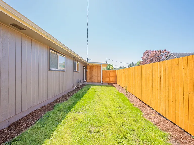 2840 Railroad St SE — Photo 11