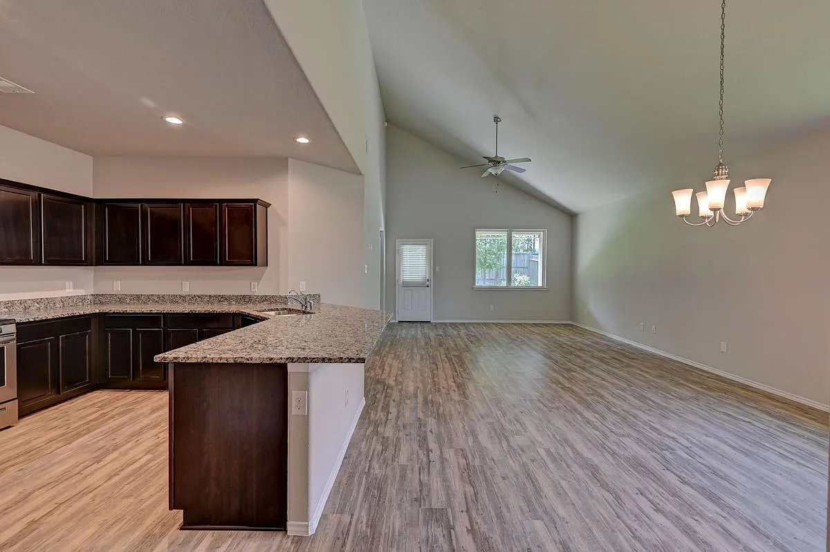 4 bed, 2.0 bath, 1885 sqft, $2,350 — Photo 3