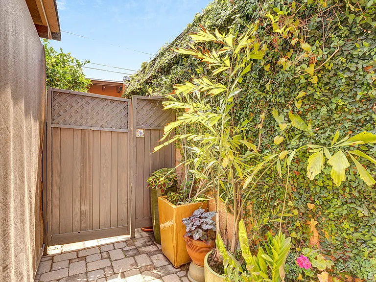 1138 1/2 Poinsettia Pl — Photo 17