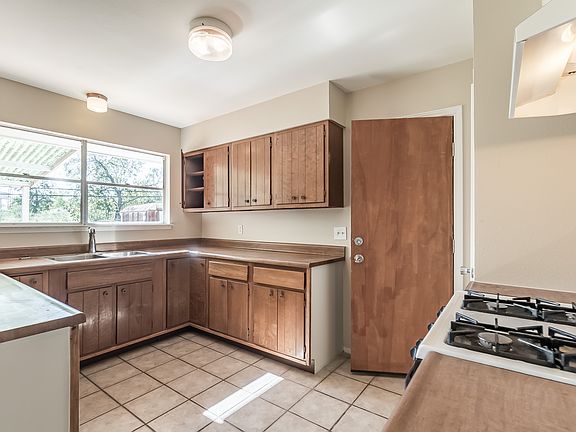 4th image of 6262 Elm Valley Dr