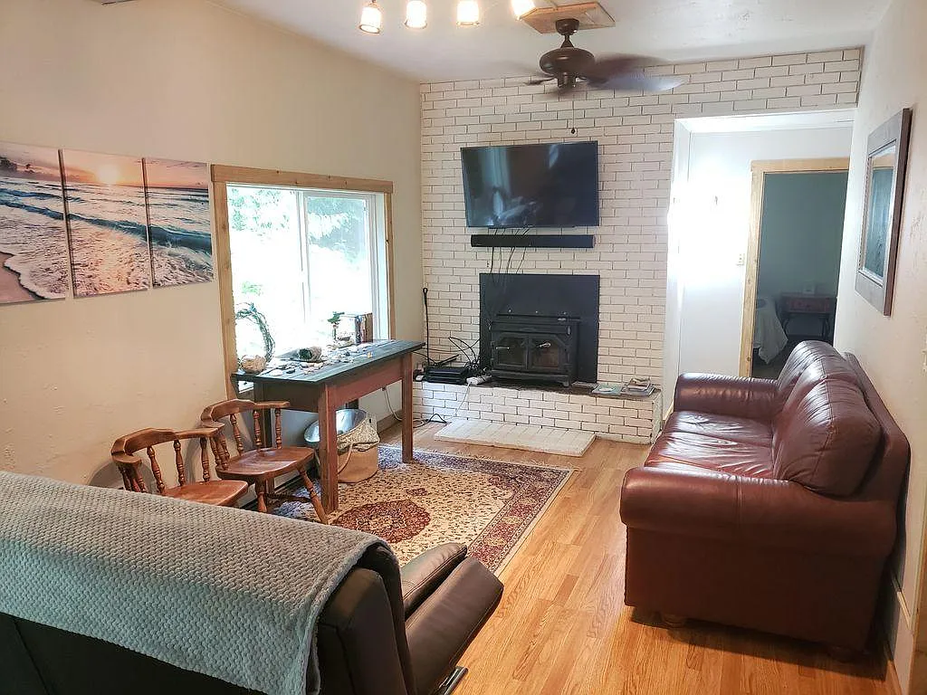 4 bed, 2.5 bath, 3000 sqft, $2,400 — Photo 3