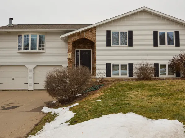 2385 Wintergreen Dr, Dubuque, IA 52002