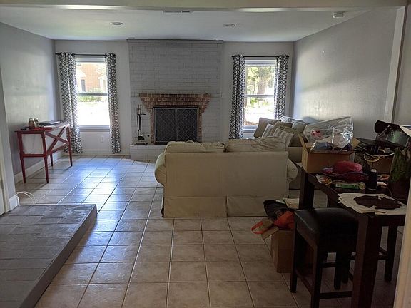2nd image of 5885 Oxford Pl