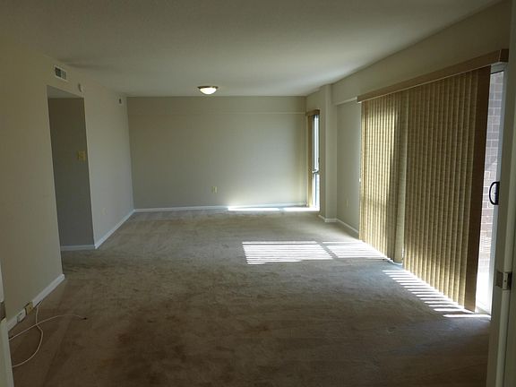 5th image of 1300 Army Navy Dr APT 1021