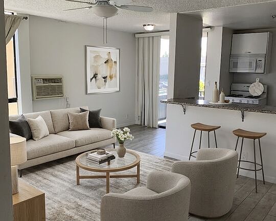 2nd image of 922 N Hudson Ave APT 1