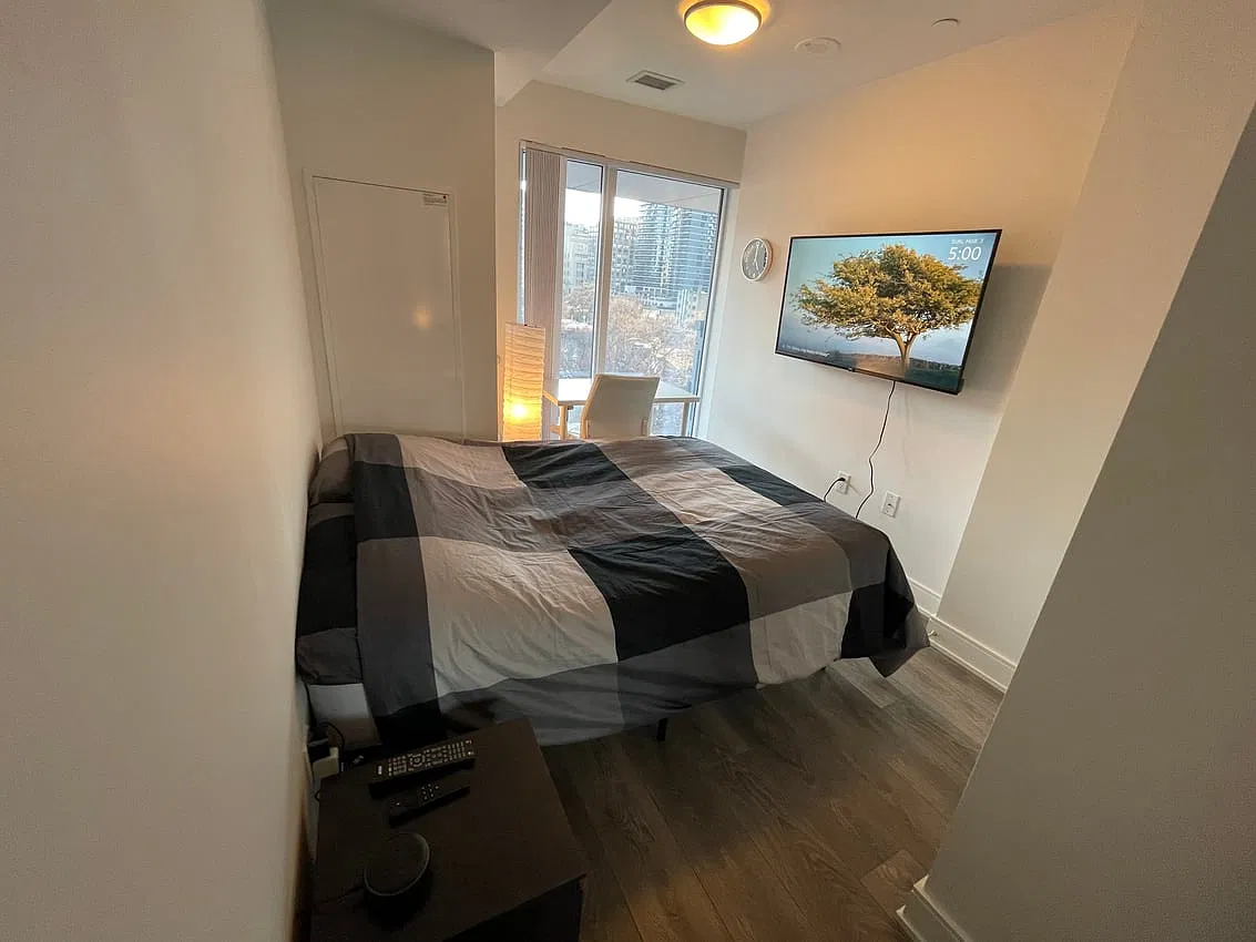 Deluxe Room - McGill Street & Church Street — Photo 3