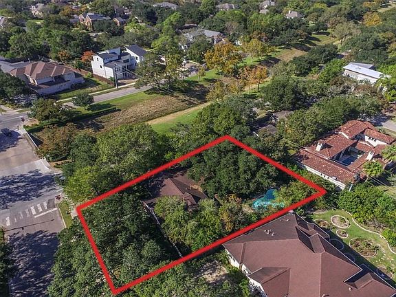 Property is located in preferred Meyerland area in equal proximity to down- and uptown.