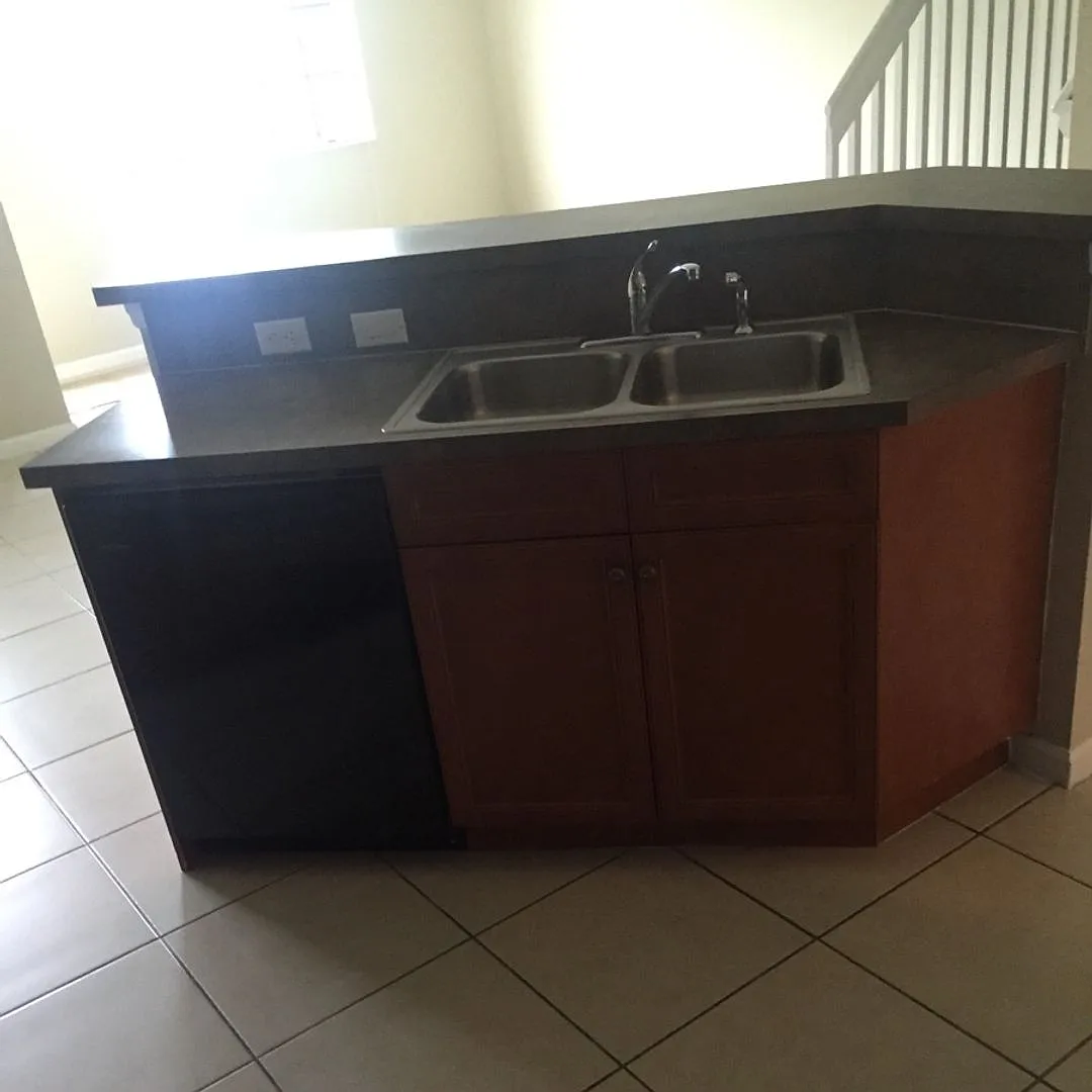 Large Townhouse with Garage — Photo 4