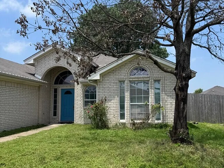 4301 Capri Dr — Photo 2