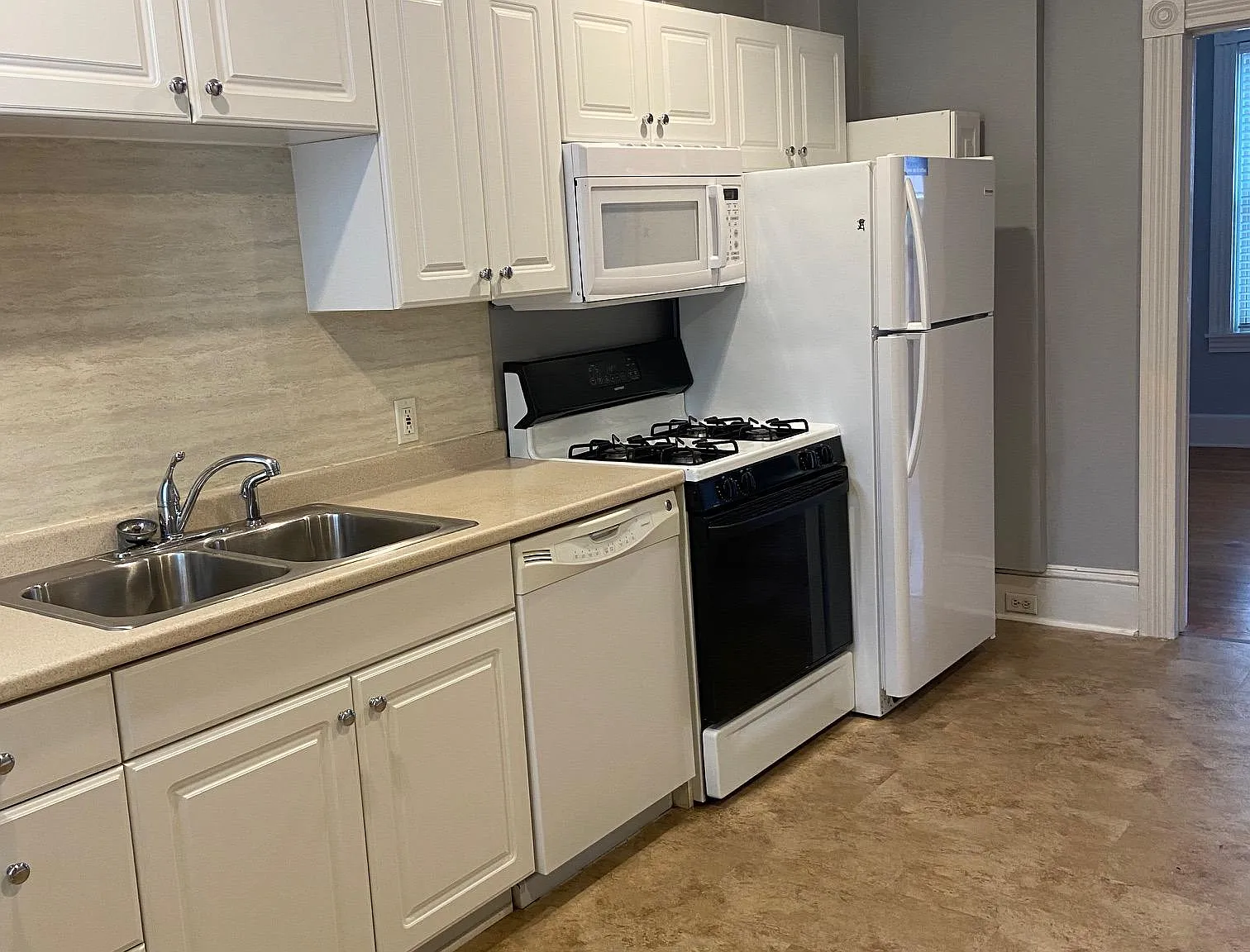 2 bed, 1046 sqft, $1,475 — Photo 3
