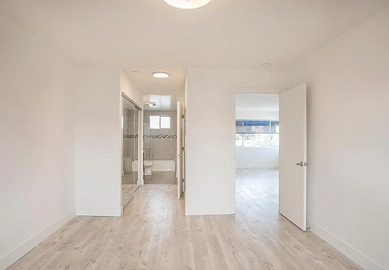 377 W Lexington Dr #8 — Photo 12