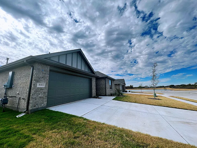 553 Meadow Run Dr — Photo 3