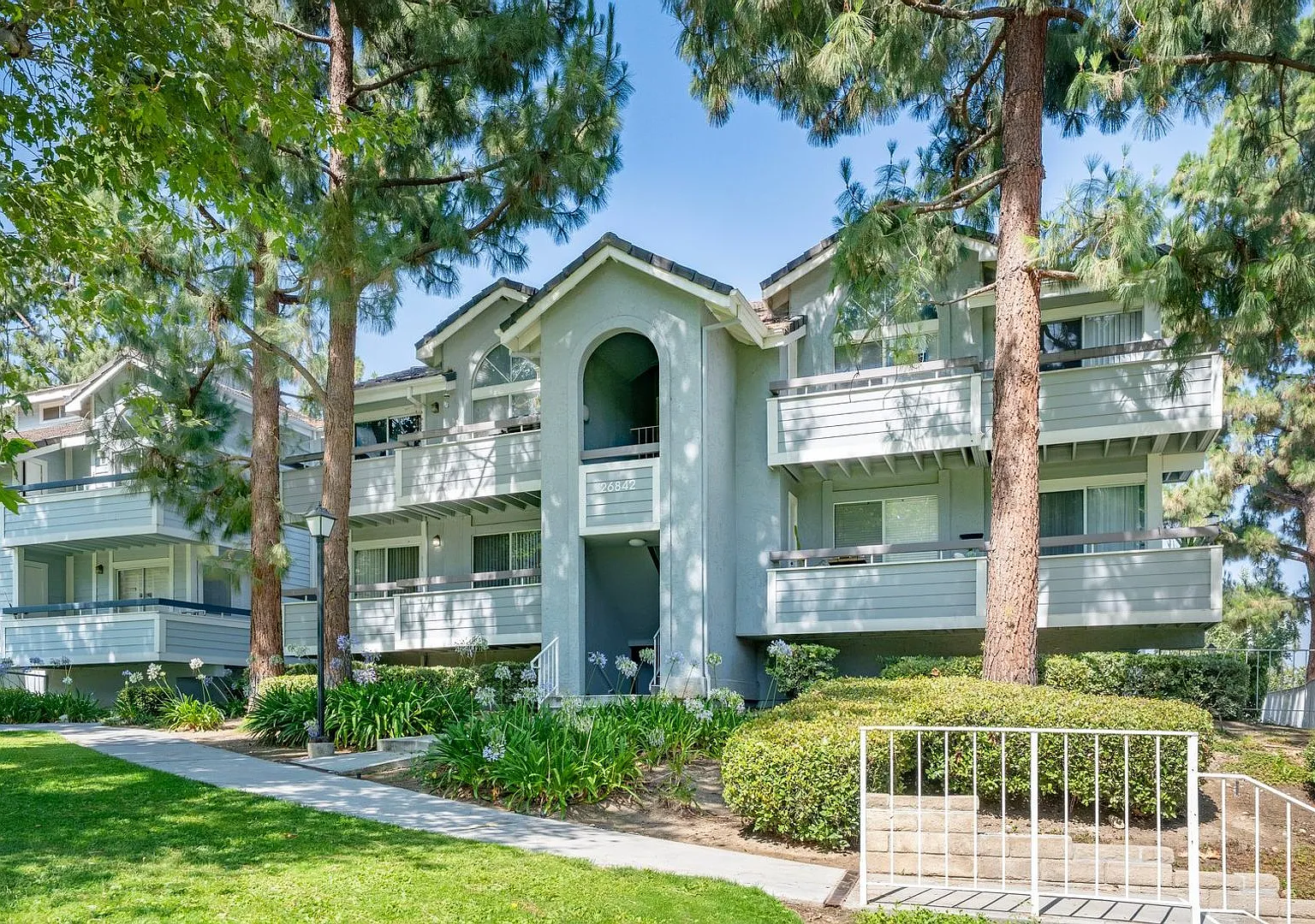 Great Location overlooking park and pool — Photo 1