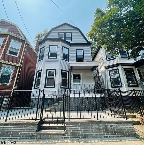1st image of 823 S 14Th St