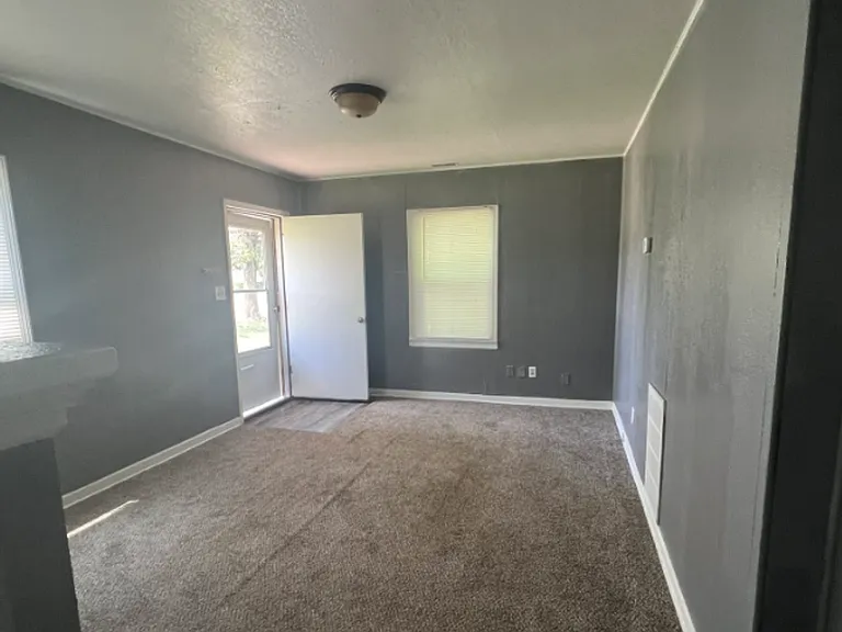 950 N Glendale St — Photo 4