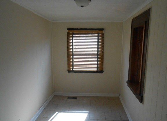 5th image of 852 Lee St