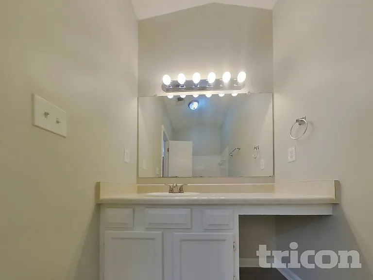 811 Riverstone Ln — Photo 11