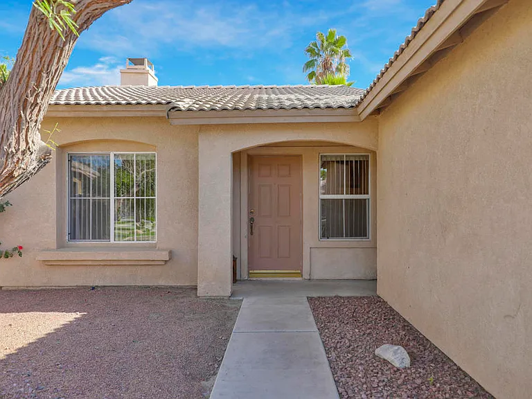 45930 Las Colinas — Photo 2