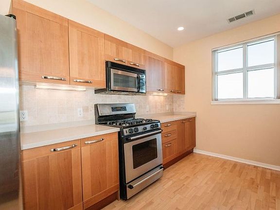 5th image of 1522 N Prospect Ave Unit 1705