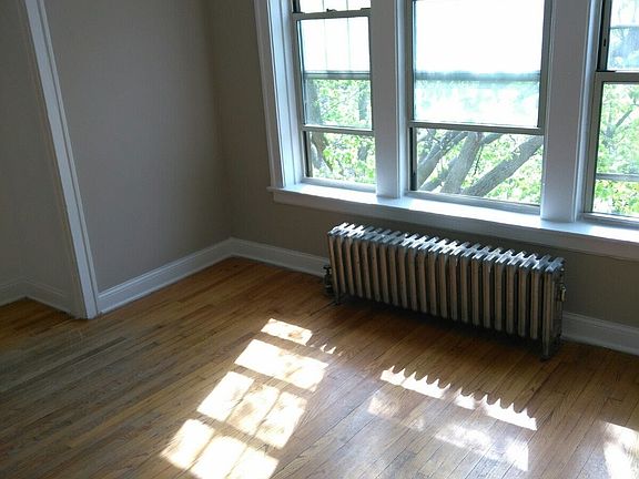 4th image of 6647.5 N Greenview Ave Unit W2