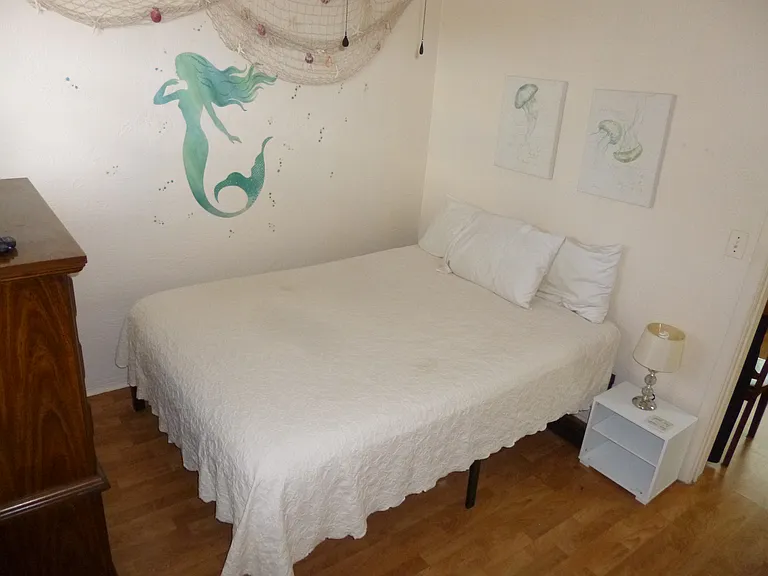 Queen Size Bed with a Welcoming-To-the-Beach Decor