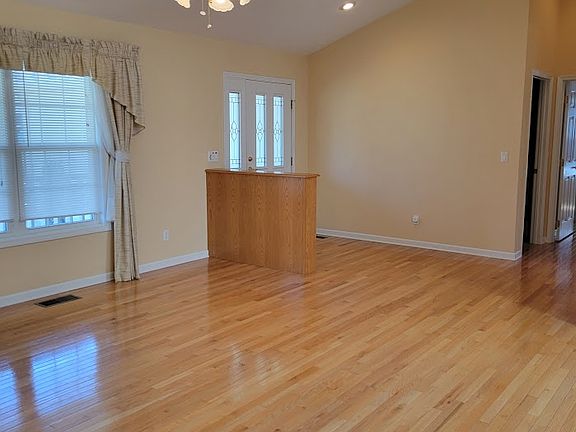 5th image of 114 Garfield Ln