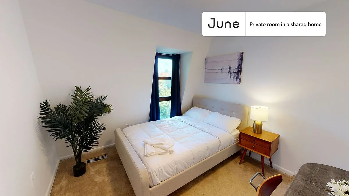 Full bedroom in 5 bed/2 bath home in Logan Circle #416 2C — Photo 1
