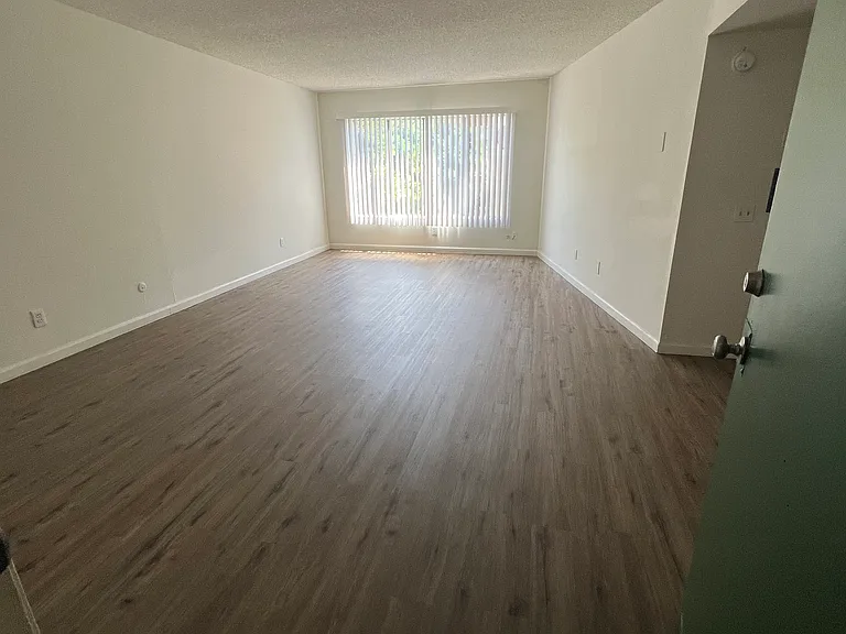 Lennox Lanai Apartments — Photo 49