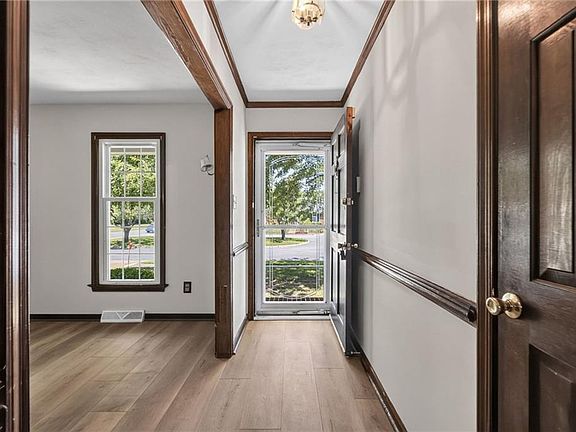 4th image of 403 Caravelle Ct N