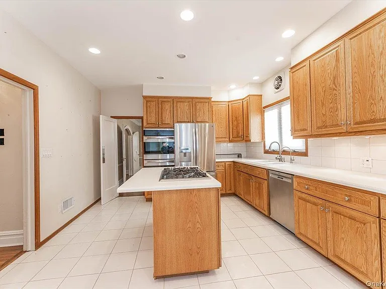 942 Greenfield Rd — Photo 9