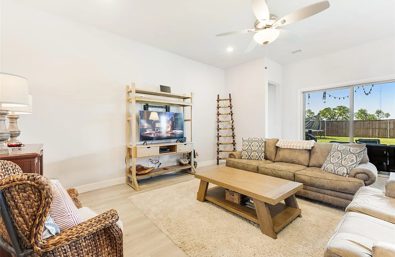 4 bed, 2950 sqft, $3,200 — Photo 3