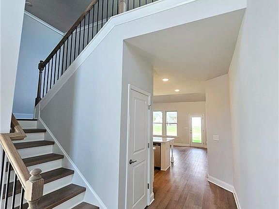 4th image of 140 Applewood Way