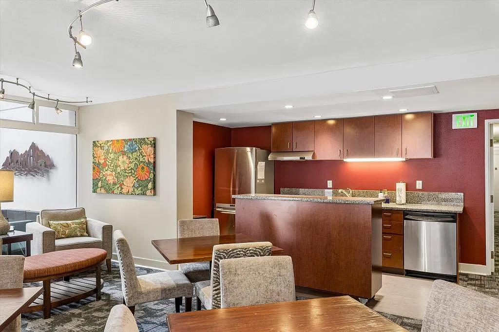 Royal Crest - 2 bedrooms — Photo 4