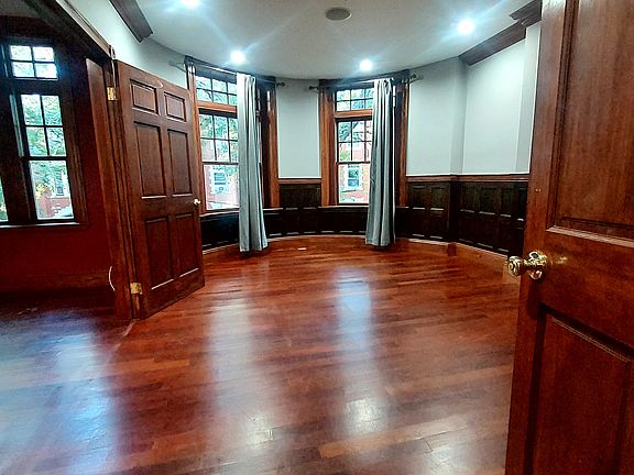 5th image of 9 Strathmore Rd APT 3