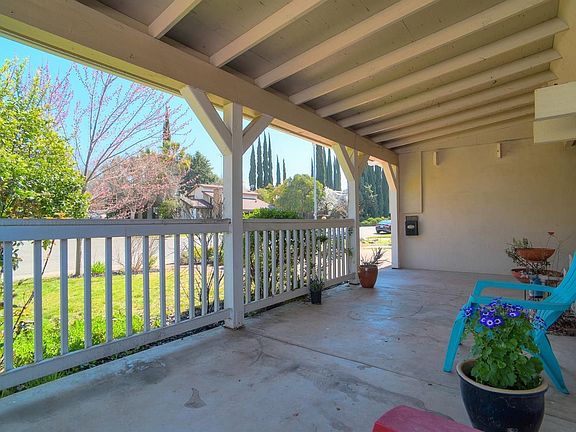 3rd image of 6045 Merlindale Dr