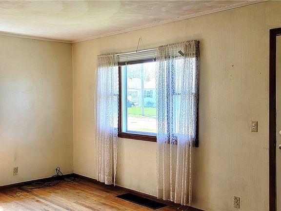 3rd image of 3417 Oakwood St