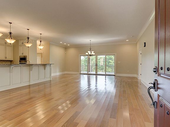 4th image of 2137 Memorial Dr