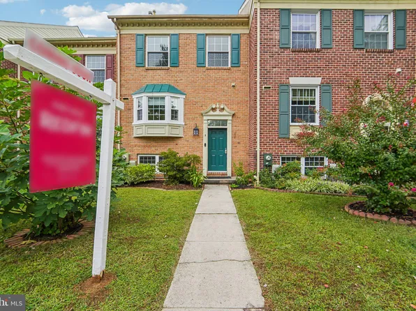 5 Valley Crossing Cir, Cockeysville, MD 21030